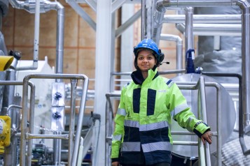 Kvinnelig ansatt inne i Uppsala kraftvarmeverk i Sverige